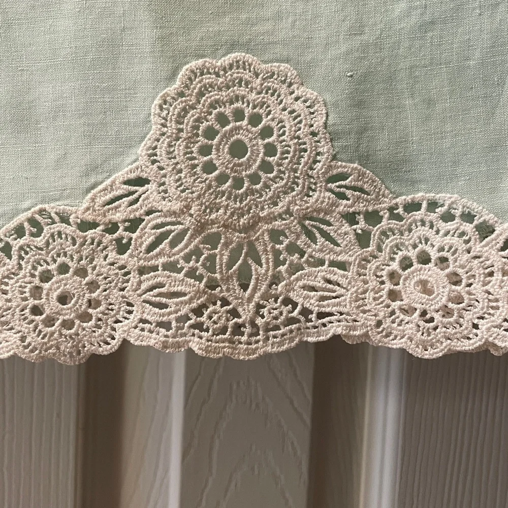 Vtg Elegant Lace Trimmed Mint Green Hand Towels. Different. It complementary.